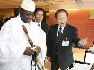 甘比亞訪問團33人到訪華碩 總統Jammeh對EeePC深感興趣