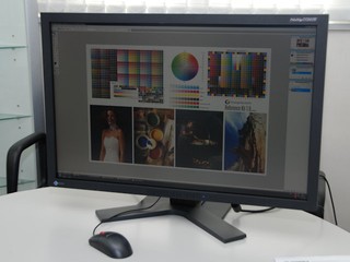 支援12-位元硬體色彩校正 EIZO ColorEdge CG301W LCD