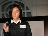 「聶風」捲襲HTC發佈會 鄭伊健展示HTC Touch Diamond 