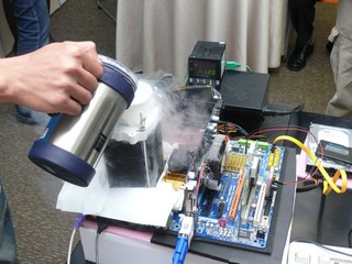 GIGABYTE P45產品發佈會 液態氮示範 四核超至5.5GHz助威