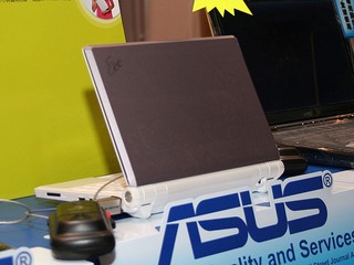 HKCCF：ASUS 以行動電腦為主打 Eee PC 900A 出現搶購人龍