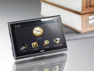 配備 PathFinder 抬頭顯示器 ASUS R710t GPS 導航系統發佈