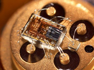 矽光技術締造340GHz頻寬 Intel：未來PC的數據傳輸設計