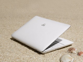 Eee PC家族再添新成员 CeBIT大会展出「贝壳机」1008HA 
