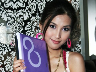 Fujitsu M2010 10 吋 Netbook 發佈 氣質美少女展示四種不同感覺