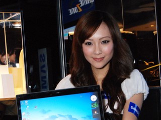左右皆難以抉擇？ 兩美少女展示 Samsung Q320
