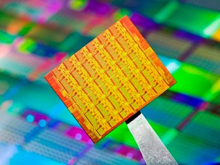 實現雲端電腦、促進人機互動 Intel發表整合48個IA核心晶片原型 實現雲端電腦、促進人機互動 Intel發表整合48個IA核心晶片原型