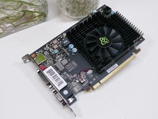 針對中、低階繪圖卡市場 XFX HD-557X-ZHF2繪圖卡