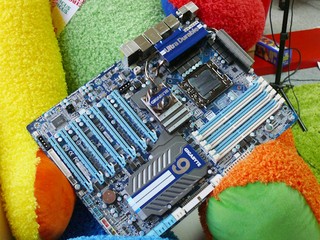提供7組PCI-e x16介面 GIGABTYE GA-X58A-UD9