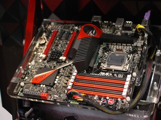 ASUS展示「IMMENSITY」慨念主机板 全球首片内建GPU、Lucid Hydra晶片