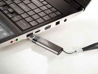 首款USB、e-SATA介面二合一 A-DATA N909 隨身碟