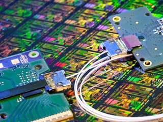 PC内部传输技术的全新里程 Intel宣佈完成50Gbps硅基光电联结系统