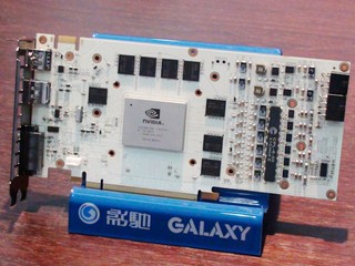 白色PCB設計、 6相數位供電 GALAXY雪白GF GTX 460聖誕上市