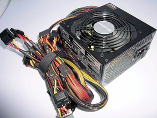 Thermaltake單組12V中價位電源供應器 TR2 600W定價$740  單組+12V 50A輸出