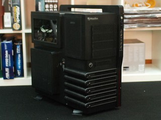 獨立硬碟糟、超強散熱設計 Thermaltake Level 10 GT 機箱