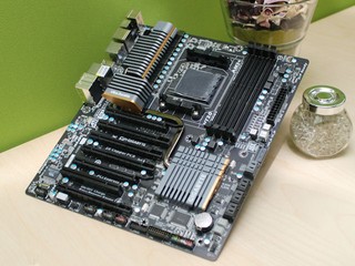 全新990FX晶片組上場 GIGABYTE GA-990FXA-UD7