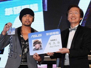 周杰倫過檔華碩!?  記者會上秀工作証  ASUS正式發佈N Series 行動電腦