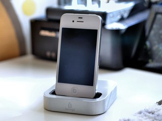 iPhone專屬備份底座 Iomega 「SuperHero」登場 