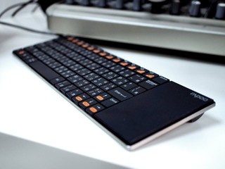 多點觸控板取代滑鼠 RAPOO Blade E2700多媒體無線鍵盤