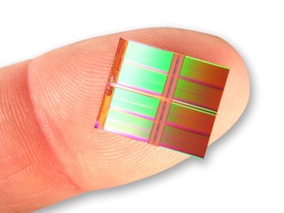 達成20nm 128Gb MLC NAND Flash 僅指尖大的封裝  8片128Gb組成1Tb容量
