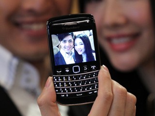 小巧機身配備觸控屏與鍵盤 BlackBerry Bold 9790智能手機 小巧機身配備觸控屏與鍵盤 BlackBerry Bold 9790智能手機