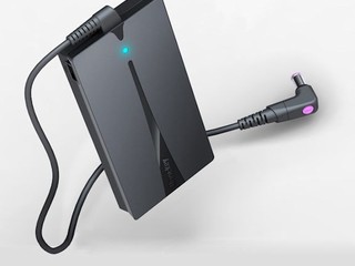 提供 90W 輸出、2A 電流 USB 接口 Huntkey X-MAN 90W萬用充電器