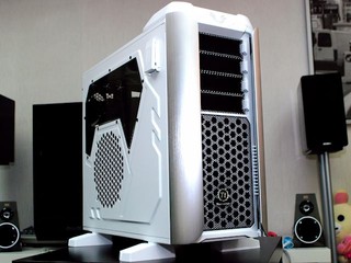 雪白鋁翼、 內外兼備 Thermaltake ARMOR REVO Snow Edition