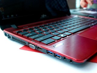 Fujitsu  SH572 red