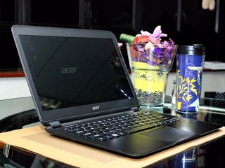 超薄設計、隠藏式I/O埠  Acer Aspire S5 Ultrabook