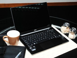 支援高速4G LTE網絡 Fujitsu LIFEBOOK U772 支援高速4G LTE網絡 Fujitsu LIFEBOOK U772