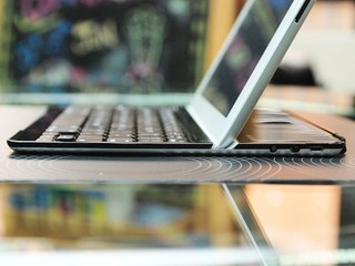 Logitech KB cover thick stand1