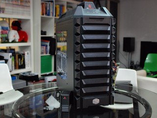 魔甲外形、搭配橡膠把手 Cooler Master K550 機箱