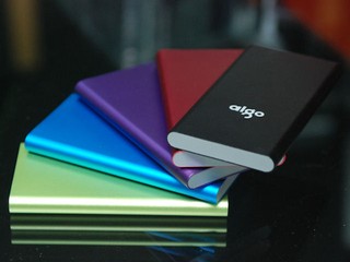 薄身設計 充電/照明兩用 Aigo PB4020 流動充電器