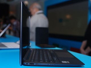 Asus Taichi Side1
