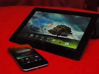平板+手機二合一、支援 4G LTE ASUS PadFone 2 智能手機正式上市