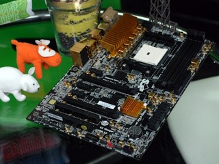 打造黃金Trinity平台 ECS A85F2-A GOLDEN主機板 打造黃金Trinity平台 ECS A85F2-A GOLDEN主機板