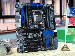 改用 Intel C606 晶片组 GIGABYTE X79S-UP5-WIFI 主机板