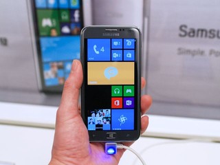  4.8 吋高清屏幕 微細碳纖銀色機身 Samsung  首款WP8 系統手機 - ATIV S 