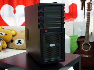 軍事風格、仿緊急掣設計 ANTEC  GX700 遊戲機箱