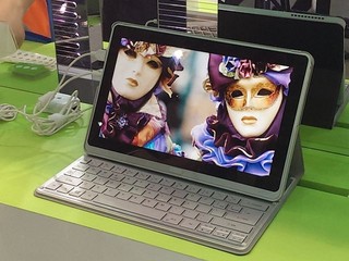 鋁合金外殼、仍保持輕身纖薄  Acer Aspire P3-171 混合式平板電腦