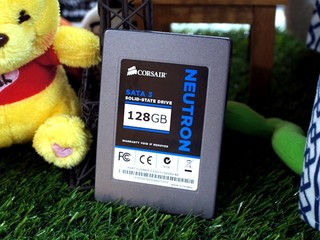 改用 22nm 同步 NAND Flash CORSAIR NEUTRON 128GB 