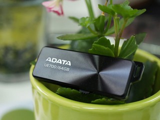 時尚髮絲紋設計  超高速讀寫 ADATA DashDrive Elite UE700