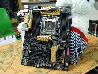 兼容 Ivy Bridge-E 處理器 ASUS X79-DELUXE 主機板