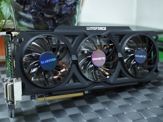 预设超频 + 三风扇散热 GIGABYTE GV-R927XOC-2GD绘图卡