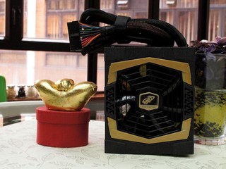 單路輸出、雙變壓器設計 FSP AURUM PRO 1000W 電源供應器