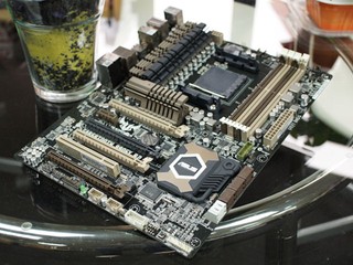 TUF用料、CeraM!X 散熱片 ASUS SABERTOOTH 990FX R2.0