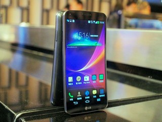 可按壓機身 防花耐用機背自癒  LG 首部弧面 G Flex 手機登陸香港