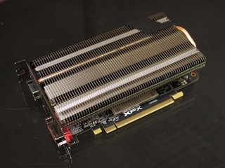 被動式靜音散熱技術 XFX R7-250A-ZLH4繪圖卡