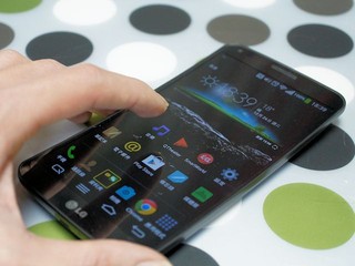 自我修復力更強 屏幕再進化 LG G Flex 可彎曲手機 CES 登場