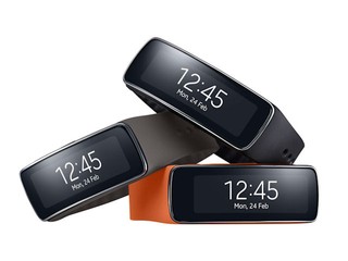 提供即時通訊通知、個人運動資訊 Samsung Gear Fit可佩戴式設備